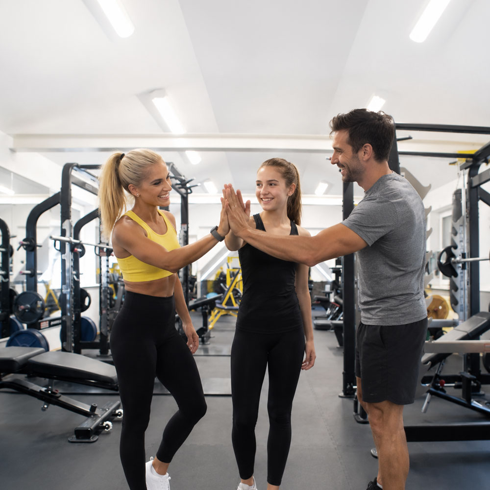 Drei Personen trainieren gemeinsam im Studio 41 – günstige Fitnessverträge in Weißwasser für Schüler, Azubis, Studenten, Partner und Familien