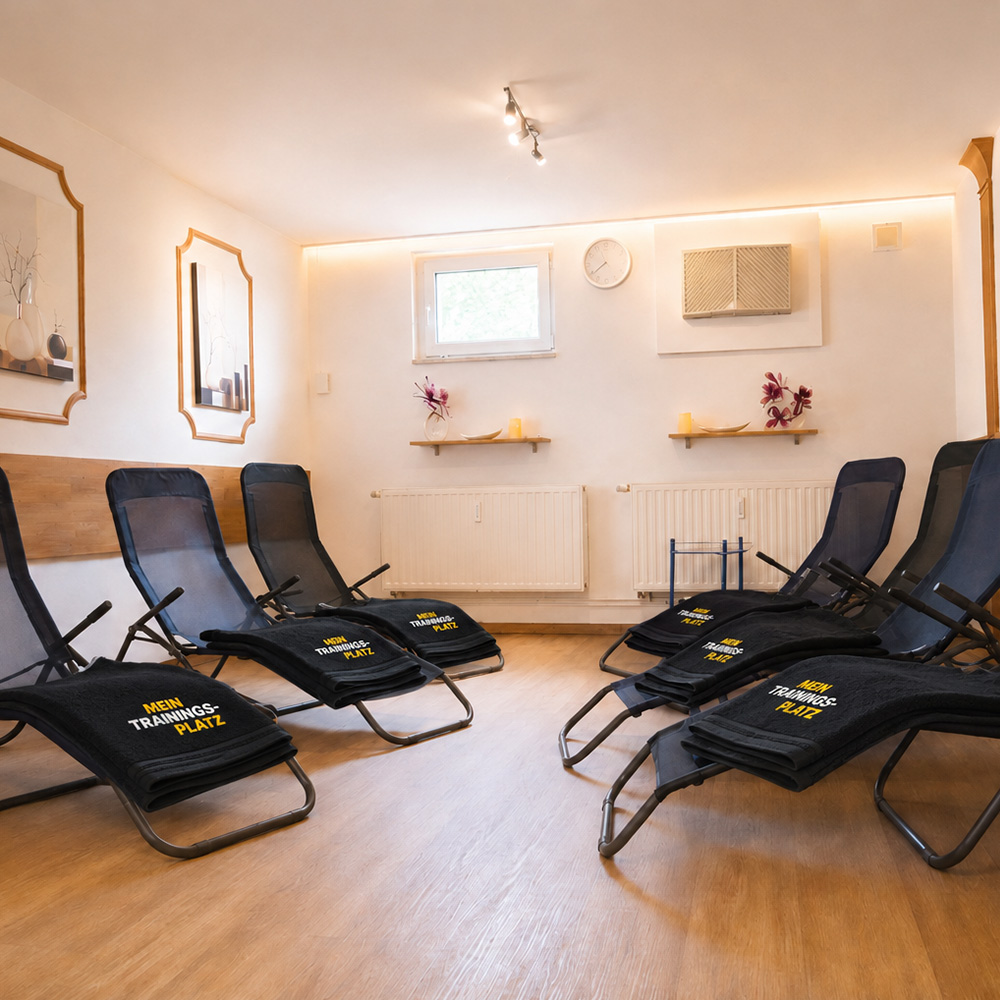 Ruheraum der Sauna im Studio 41 in Weißwasser mit Liegen und Handtüchern