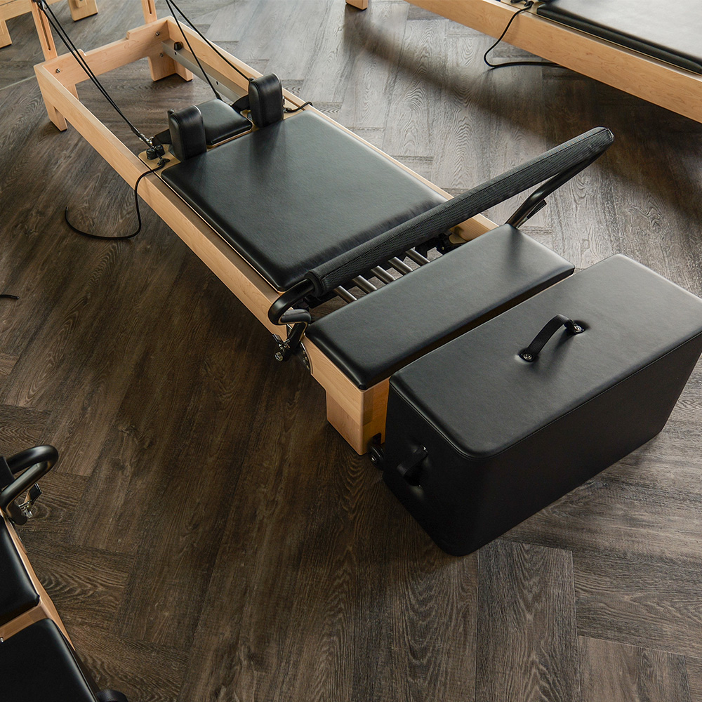 Pilates Reformer mit beweglichem Schlitten, Fußstange und Federwiderständen